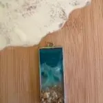 colgante resina hecho a mano